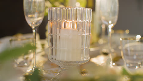 Nahaufnahme-Von-Kerzen,-Blumen-Und-Gläsern-Auf-Dem-Für-Das-Essen-Gedeckten-Tisch-Bei-Der-Hochzeitsfeier-Im-Restaurant-1